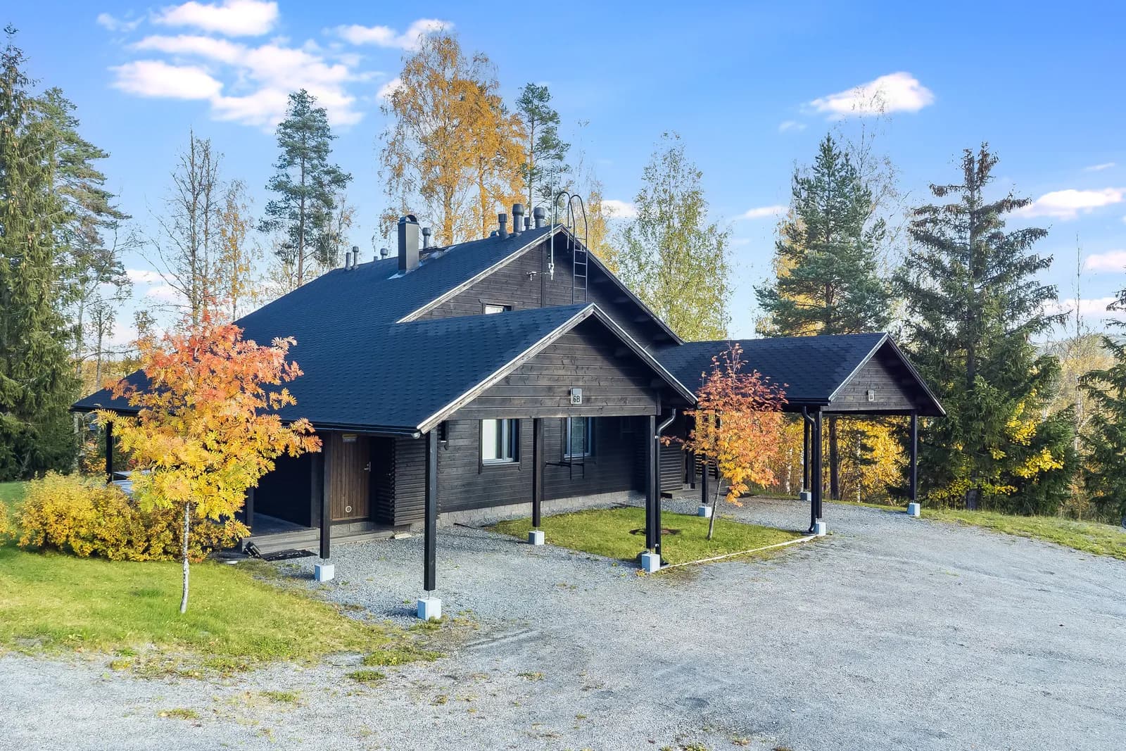 Golfarinkunnas 6B — dark-timber townhouse in autumn